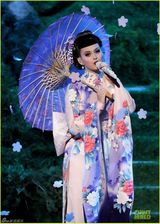 组图：水果姐登台变艺妓雪乳抢镜 东方色彩绚丽