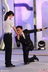 高清图：《冲上云霄2》庆功 张智霖跪吻陈法拉