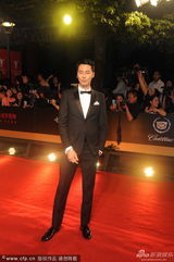 组图：赵寅成亮相红毯 造型帅气展绅士风度
