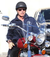 组图：施瓦辛格墨镜皮裤骑摩托酷劲十足变回终结者