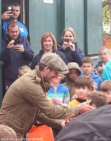 组图：小贝次子球赛夺奖心情愉悦 老爸帅气支持