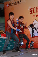 组图：台湾棒棒堂组合现身跨年活动 热舞火爆现场