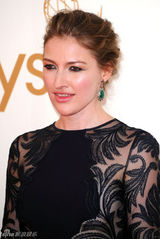 组图：艾美奖红毯 凯莉-麦克唐纳棕榈蕾丝裙端庄