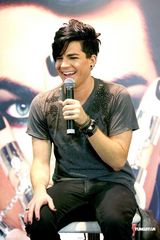 组图：美偶歌手兰伯特香港将开唱 入乡随俗穿唐装