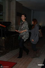 组图：钟镇涛生日携女亮相派对 谭咏麟叶童现身