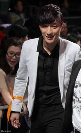 组图：乔任梁任大影节颁奖嘉宾 白西装清新帅气