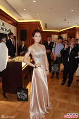 组图：张名雅性感秀事业线 计划卸任港姐发展路