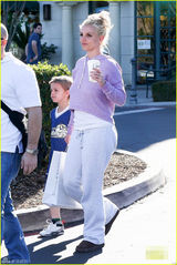 组图：布兰妮腿粗腰圆变大妈 带两爱子外出逛街