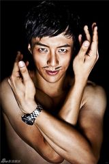 组图：杨金承写真搞怪 “神仙哥哥”演绎男人时尚