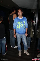 组图：恭硕良酒吧开唱 林德信现身支持