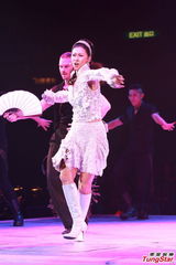 组图：叶倩文一家三口合唱 林青霞素颜到场欣赏