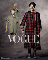 高清组图：韩星宋钟基与稻草人共舞 搞怪表情如孩童