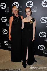组图：麦当娜黑超黑裙尽展大姐大酷 助阵女性电影奖