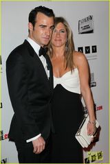 组图：安妮斯顿与未婚夫亮相电影奖典礼 情侣礼服秀恩爱