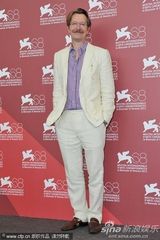 组图：《锅匠裁缝士兵间谍》发布 影帝费尔斯受瞩目