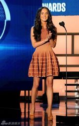 幻灯图集：梅根-福克斯性感褶皱小洋装群亮相颁奖礼