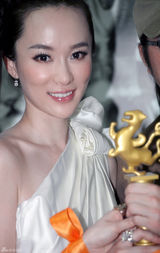 高清图集：霍思燕白裙亮相大影节 优雅似缪斯女神