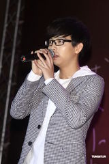 组图：胡夏趁胜追击推新辑 戴爱玲为其发片站台