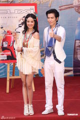 组图：蔡依林萧敬腾出席代言活动 雨中激情献唱