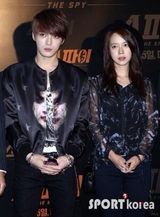 组图：金在中休闲装出席首映 明眸温柔放电