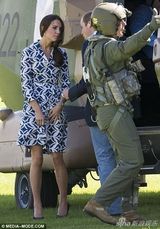 组图：凯特印花连衣裙探访澳洲 与威廉亲手种树