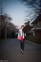 高清图：吴辰君街拍黑白条纹外套搭桃红色手包