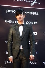 高清组图：众星亮相48届百想艺术大赏红地毯