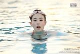 组图：兽兽穿泳装身材性感 与帅哥戏水笑容甜美