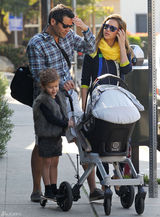 高清组图：杰西卡-阿尔芭一家四口外出其乐融融