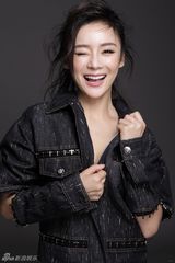 组图：袁姗姗演绎轻摇滚女 性感俏皮笑容诱人