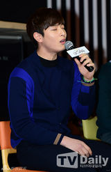 组图：2AM为演唱会排练 郑珍云车祸后首亮相