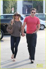 组图：《生活大爆炸》Penny牵手新超人