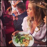 组图:维密年度大秀开幕泰勒献唱 众超模T台斗艳