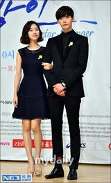 组图：张亮演韩剧牵手朴海镇 李钟硕黑西装帅气