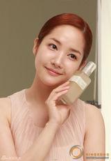 高清组图：韩星朴敏英广告现场照秀水嫩肌肤