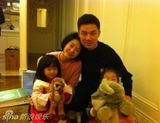 组图：小S全家新年赴迪士尼度假温馨照