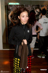 高清图：容祖儿为演唱会彩排 地狱式拉筋刻苦训练