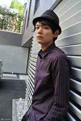 独家组图：古川雄辉与小浪合影 英伦范儿十足