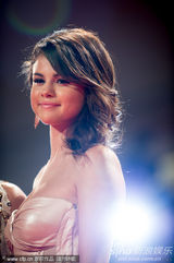 组图：《春假》首映 比伯女友与女伴比拼豪乳