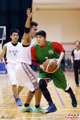 组图：萧敬腾一扫泼粪阴霾 展笑颜和学生打球