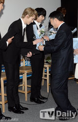 组图：CNBLUE任慈善大使 与波鲁鲁互动显童心