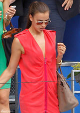 组图：C罗与超模女友沙伊克网球赛恩爱吃手指