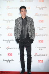 组图：俞灏明黑皮夹克亮相红毯气质硬朗