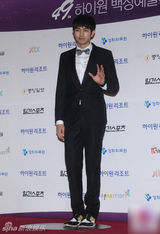 组图：2AM任瑟雍亮相百想红毯西装帅气领结俏皮