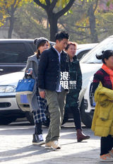 组图：前超女唐笑“有馅”产检 老公婆婆齐陪同