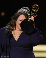 组图：艾美奖现场 梅丽莎-麦卡西获喜剧类女主角奖 