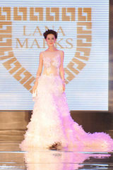 组图：于咏琳天鹅装亮相魅惑优雅