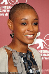 组图：《硬纸盒小镇》记者会 女主角光头造型抢眼