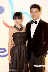 幻灯图集：王菲再现招牌烟熏妆 刘嘉玲黄色唐装雷人