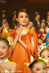 幻灯图：成龙容祖儿献唱世博倒计时100天